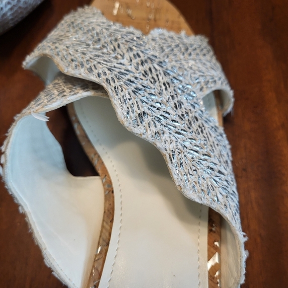 Donald Pliner Elly Silver Cork Kitten Heel Sandals Size 11 - Picture 5 of 13